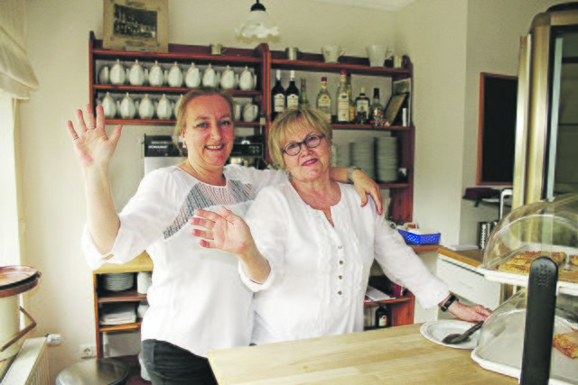 Sagen ihren Gästen "Lebewohl": Inga Oldach (li.) und ihre Mutter Monika Erdmann | Foto: jd