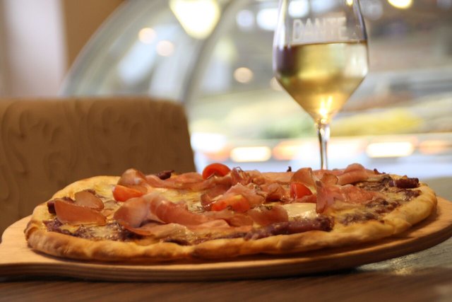 Im Eiscafé Dante gibt es auch herzhafte Speisen wie Pizza | Foto: Eiscafé Dante