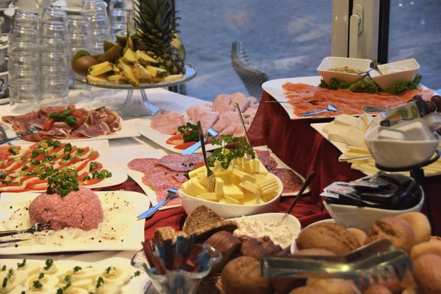 Sonntags fährt das Dante-Team ein Frühstückbuffet auf | Foto: Eiscafé Dante