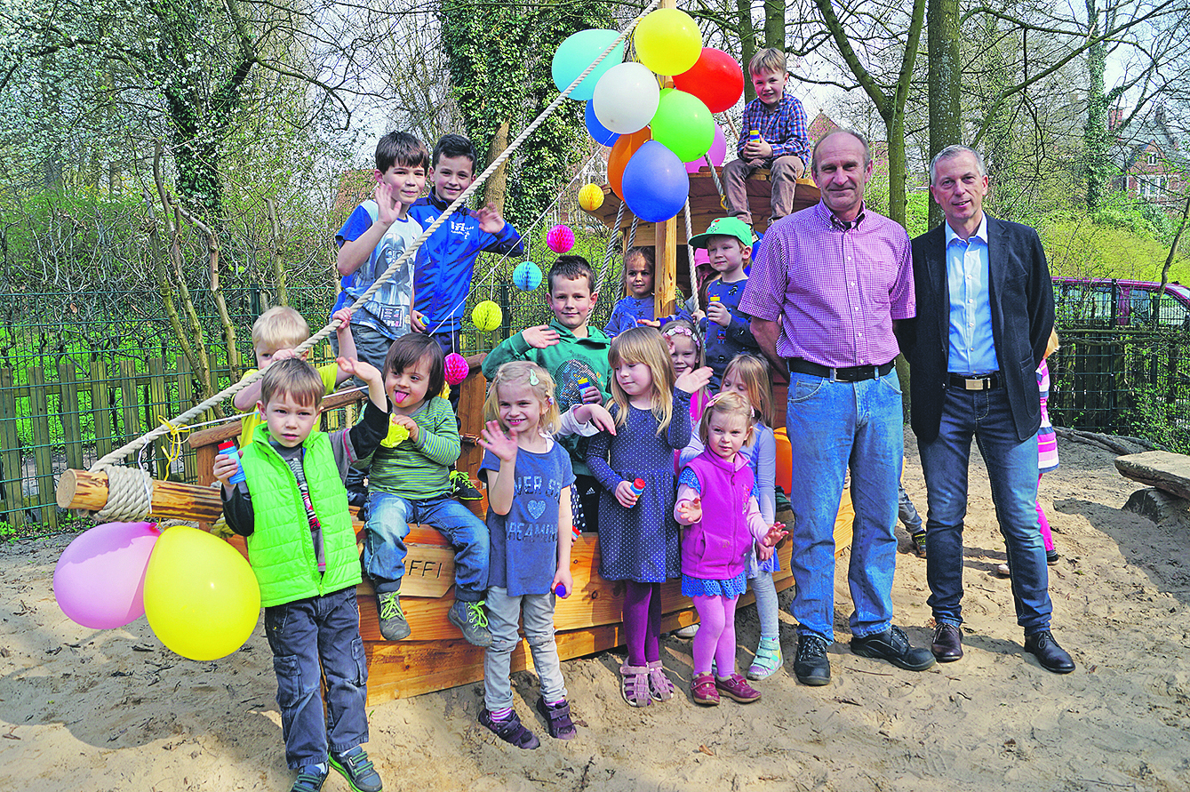 Wolfgang von der Wehl (v.re.) von der Sparkasse Stade-Altes Land, Michael Koepke und viele Kinder mit "Schiffi"