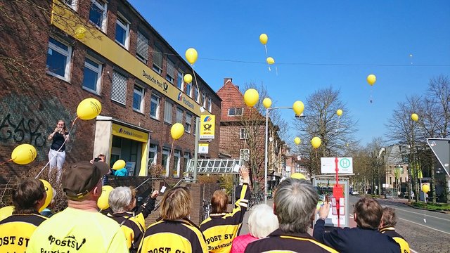 Da fliegen sie: die Luftballons in den Farben des Post SV | Foto: Post SV