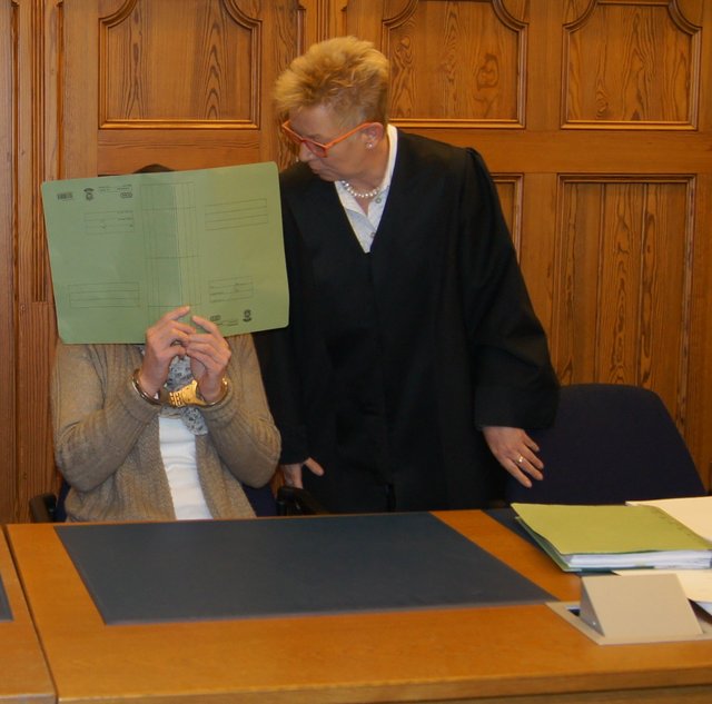 Hielt sich schützend eine Aktenmappe vor das Gesicht: die Angeklagte Andrea P. mit ihrer Anwältin Katrin Bartels
