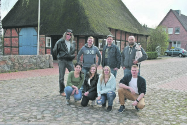 Das Filmteam in einer Drehpause vor der Salzhäuser Dörpschün: (vorne, v. li.) Lisa Marie Radziejowski, Sahra Unan, Stefanie Quast und Christopher Hardt sowie (hi., v. li.) Dieter Hamann, Florian Quast, Marco Kozlowski und Ali Rasoulzapegan
