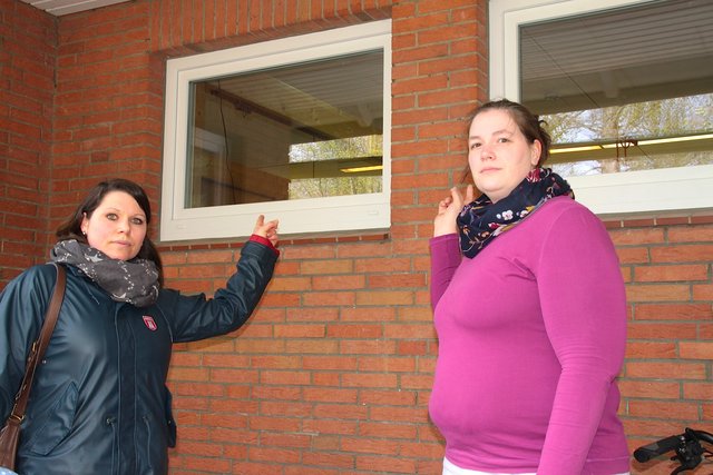 Mutter Claudia Seel und Vereins-Vizevorsitzende Nathalie Dammann (re.) bemängeln, dass für den WC-Anbau mehrere Fenster zum Bewegungsraum verschlossen werden sollen
