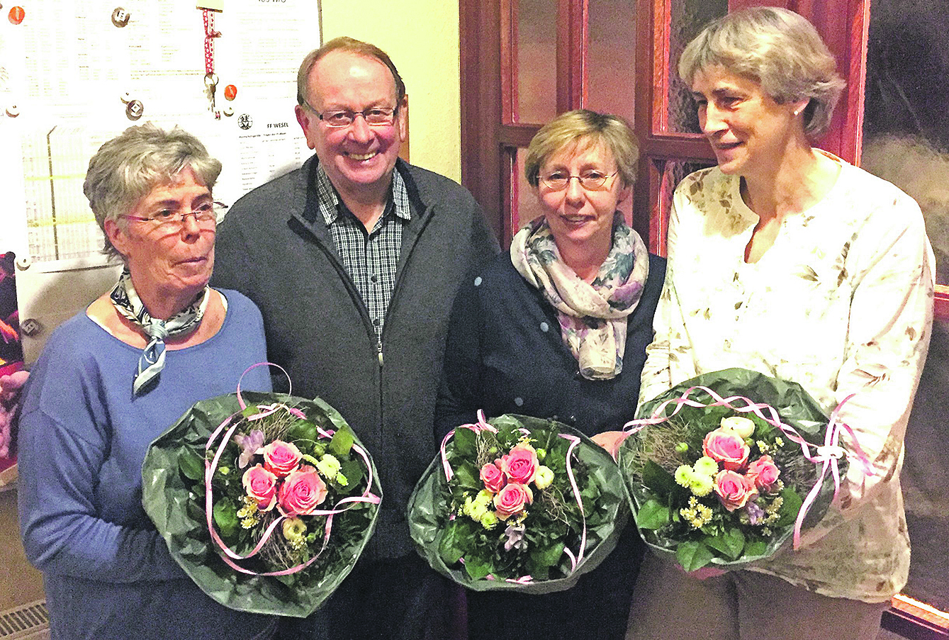 Dietmar Kneupper, der neue Vorsitzende des Hexenhaus-Fördervereins, mit dem "Trauungsteam" Issi Wiechmann (v. li.), Christine Kröger und Antje Grimm