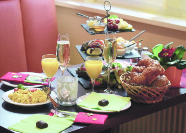 Sehr zu empfehlen ist das Frühstück im Café Alte Sägerei. Wer sich für eines der leckeren Menüs entscheidet, bekommt die Gerichte stilvoll angerichtet am Tisch serviert | Foto: Café Alte Sägerei