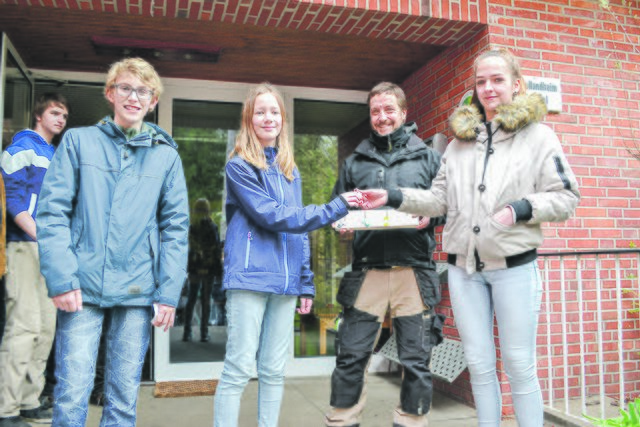 Schlüsselübergabe im Schullandheim Estetal in Kakenstorf: Marlon und Nele (v. li.), Klassensprecher der 6k2 des Stader Vincenz-Lübeck-Gymnasiums, nahmen die Zimmerschlüssel von Charleen aus der Malerei-Werkstatt, hier mit Tischlermeister Rodja, entgegen