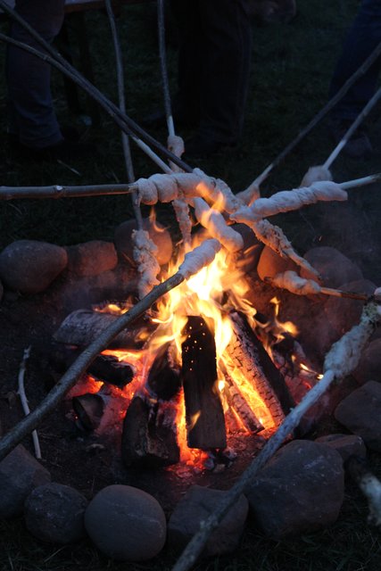 Über einem kleinen Feuer wurde Stockbrot geröstet