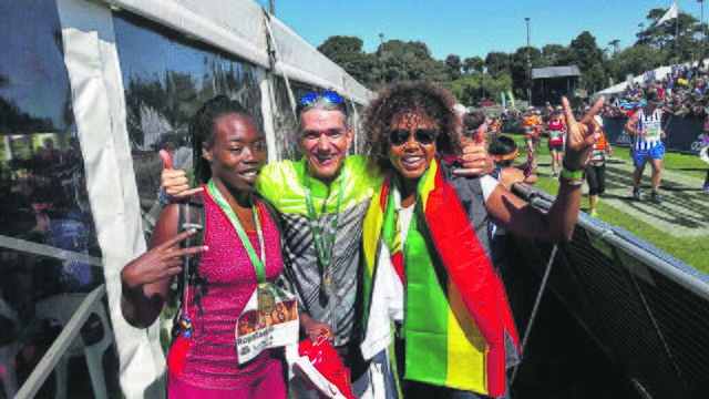 Glücklich im Ziel: Sven Papendorf mit zwei Starterinnen des "Two Oceans Marathon" | Foto: Papendorf