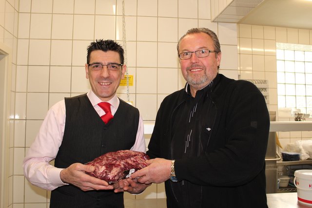 Rainer Schulz (re.) vom Altländer Fleischgroßhandel beliefert das „Da Savio“ mit bester Fleischqualität. Salvatore freut sich schon darauf, seine Gäste mit  delikatem Entrecôte  zu bewirten