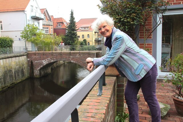 Genießt das Altstadtflair auf ihrem Edel-Hinterhof: Christiane Brammer, Gästeführerin und Keramik-Künstlerin