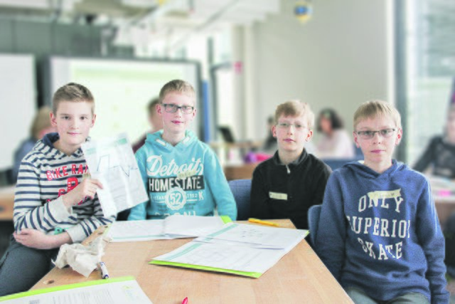 Suchen nach der schnellsten Strecke: Thies (v. li.), Felix, Jonas und Jannick lernen im Ferienworkshop "Graphentheorie“, wie ein Navigationsgerät funktioniert