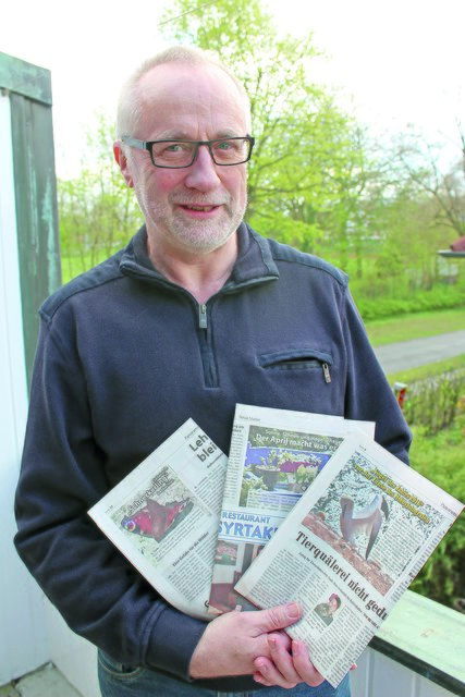 Reinhard Paulin mit einigen Ausschnitten aus dem WOCHENBLATT