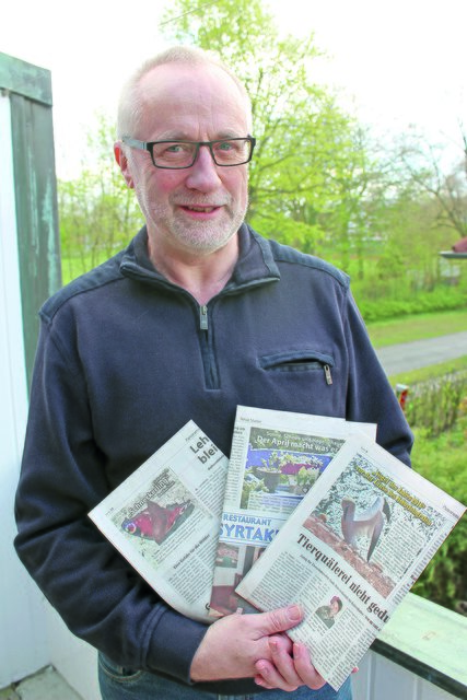 Reinhard Paulin mit einigen Ausschnitten aus dem WOCHENBLATT | Foto: bc/Paulin