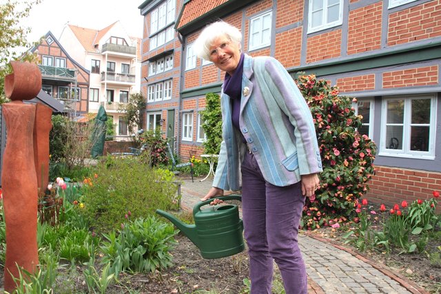 Blumengießen zwischen Kunst-Skulpturen: Christiane Brammer