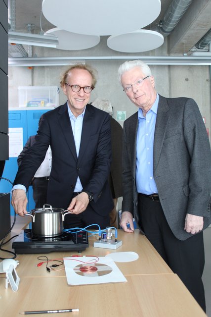 Universitätspräsident Sascha Spoun (li.) besuchte Geschäftsführer Wolfgang Bauhofer in der Zukunftswerkstatt