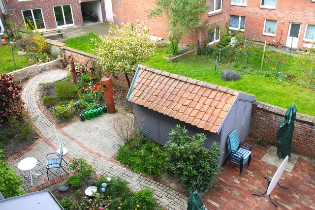 Geschwungener Pflasterweg, kleine Beete, kein Rasen: der schmucke Stader Innenhof