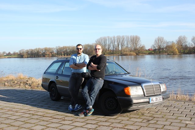 Das „einzig würdige“ Rallye-Fahrzeug ist für Oliver Kielinski (re.) und Moritz Pupke ihr Mercedes Benz W124 T-Modell | Foto: Team Deichbrenner