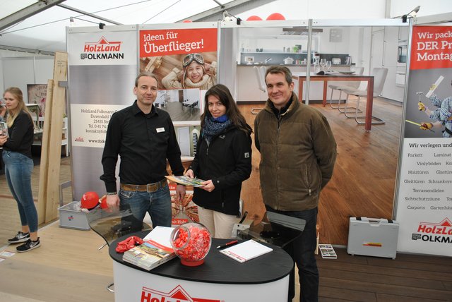 Am Infostand von Holzland Folkmann (v. li.): Firmenchef Tim Folkmann mit den Besuchern Petra und Matthias Stahl