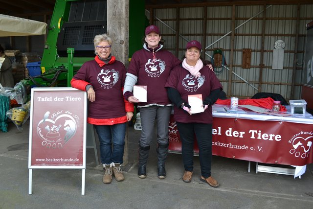 Informierten über die "Tafel der Tiere" (v. li.): Birgit Spang, Christine Boll und Andrea Williams vom Verein Besitzerhunde