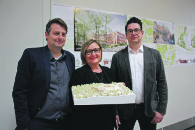 Schulleiterin Kirsten Fuhrmann präsentierte den Siegerentwurf der Architekten Jan Hübener (li.) und Enrico Kleinke