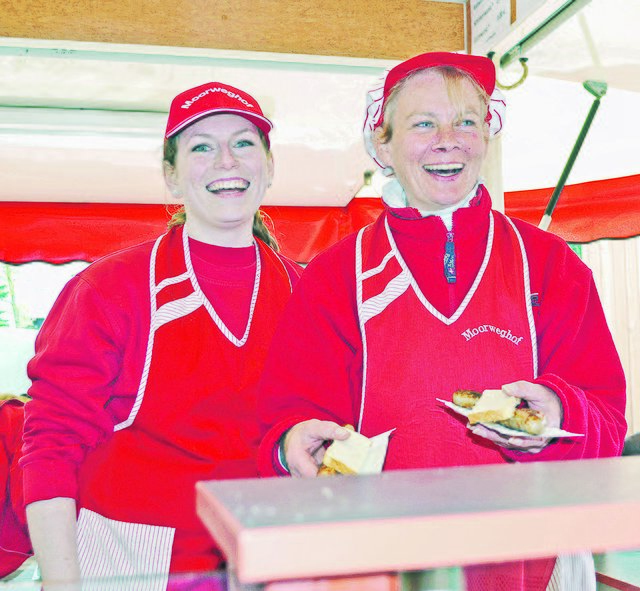Jana Lange (li.) und Sonja Meyer bedienten die Gäste an einem der Imbissstände des Moorweghofes mit einem freundlichen Lächeln