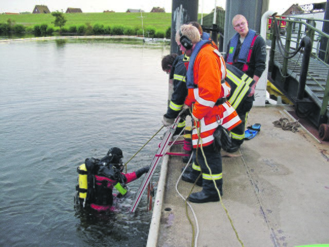 Jeder Taucher wird vom Land aus von weiteren Einsatzkräften, dem Landpersonal, unterstützt | Foto: FFW