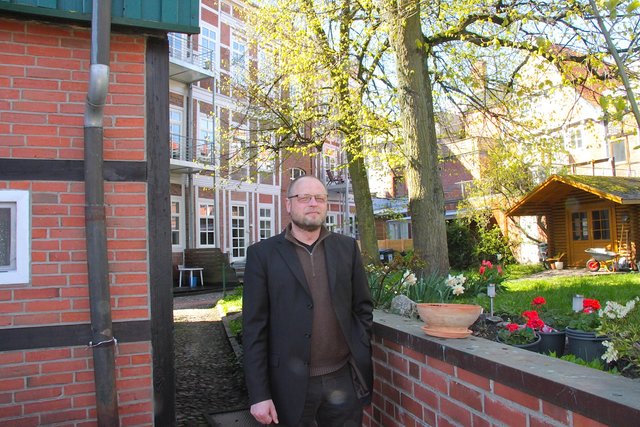 Zwei Linden spenden Schatten auf dem früheren Schulhof, der jetzt Oliver Zimmers Altstadtgarten ist