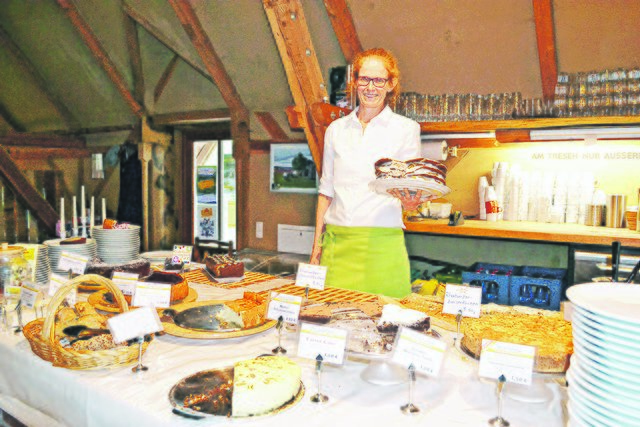 Eine unermüdliche Kuchen- und Tortenbäckerin: 
„Schafstall“-Inhaberin Caral Hoffmann mit ihrer beliebten Himmelstorte
