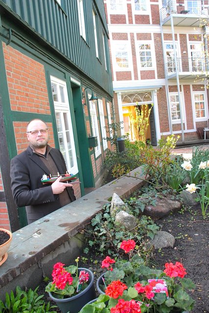 Im Garten vor dem ehemaligen Schuldirektorenhaus: Oliver Zimmer