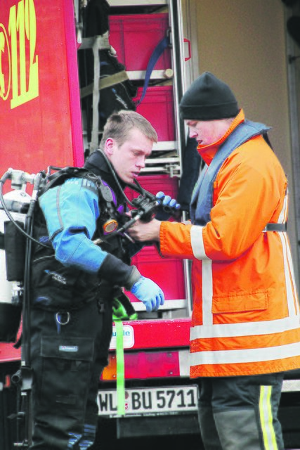 Jeder Tauchgang wird gut vorbereitet. Die Sicherheit 
der Taucher muss zu jeder Zeit gewährleistet sein | Foto: FFW