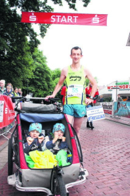 Hält jetzt einen inoffiziellen Weltrekord: Jon Paul Hendriksen, hier beim Buchholzer Stadtlauf im vergangenen Jahr | Foto: archiv / os