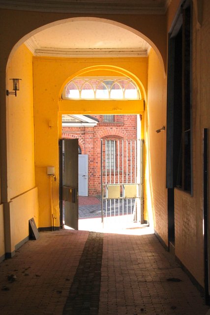 Durch dieses Tor gelangen Besucher in den Innenhof