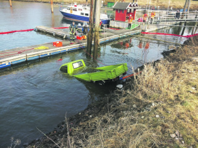 Ein Fahrzeug wurde in das Hafenbecken des Stöckter Hafens gefahren - die Tauchgruppe Florian war vor Ort | Foto: FFW