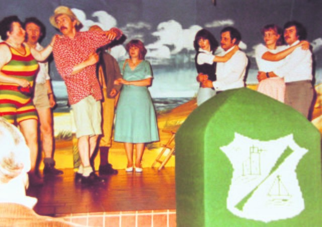 "Aufführung der "Reise nach Helgoland" in den 1980er Jahren: Der Souffleurkasten - von Gertrud Stüven mit dem Wappen der "Inseloners" bestickt - thront vor der Bühne | Foto: Stüven privat