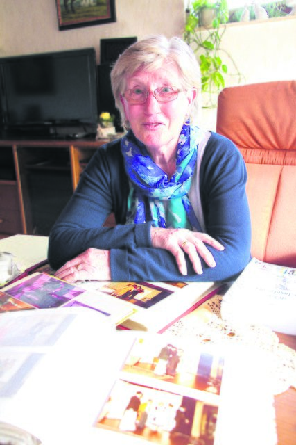 Mit Fotoalbum voller Theatererinnerungen: Gertrud Stüven | Foto: Stüven