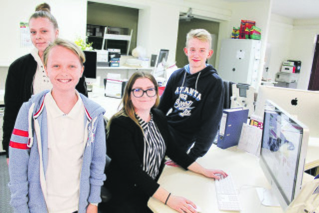 Nando Buchhorn (vorn), Johanna Lühders und Ayk Levin Fritsche schauten bei ihren Zukunftstag WOCHENBLATT-Mitarbeiterin Vivian Meitsch über die Schulter