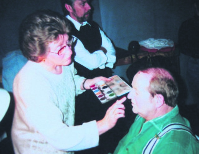 Hobby-Maskenbildnerin Gerdrud Stüven schminkt den Laienschauspieler Horst Dräger (1993) | Foto: Stüven privvat