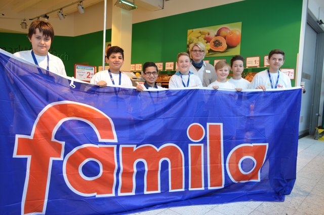 Famila-Haus-Leiterin Annike Kruse war begeistert vom Interesse und Engagement der Schüler. Sie zeigten stolz die Famila-Fahne (v.li.) mit Anneke Kruse: John, Ali, Erduan, Tom Leon, Vincent, Milan und Cem | Foto: ah