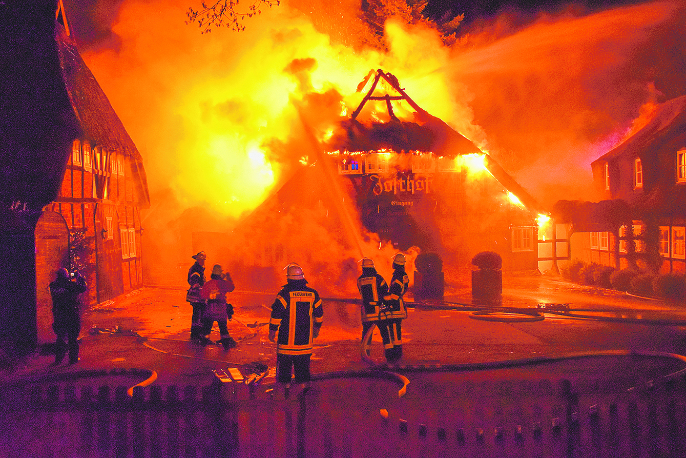 Verheerendes Szenario: Die Feuerwehr bei Löscharbeiten am Hauptgebäude des "Josthof"