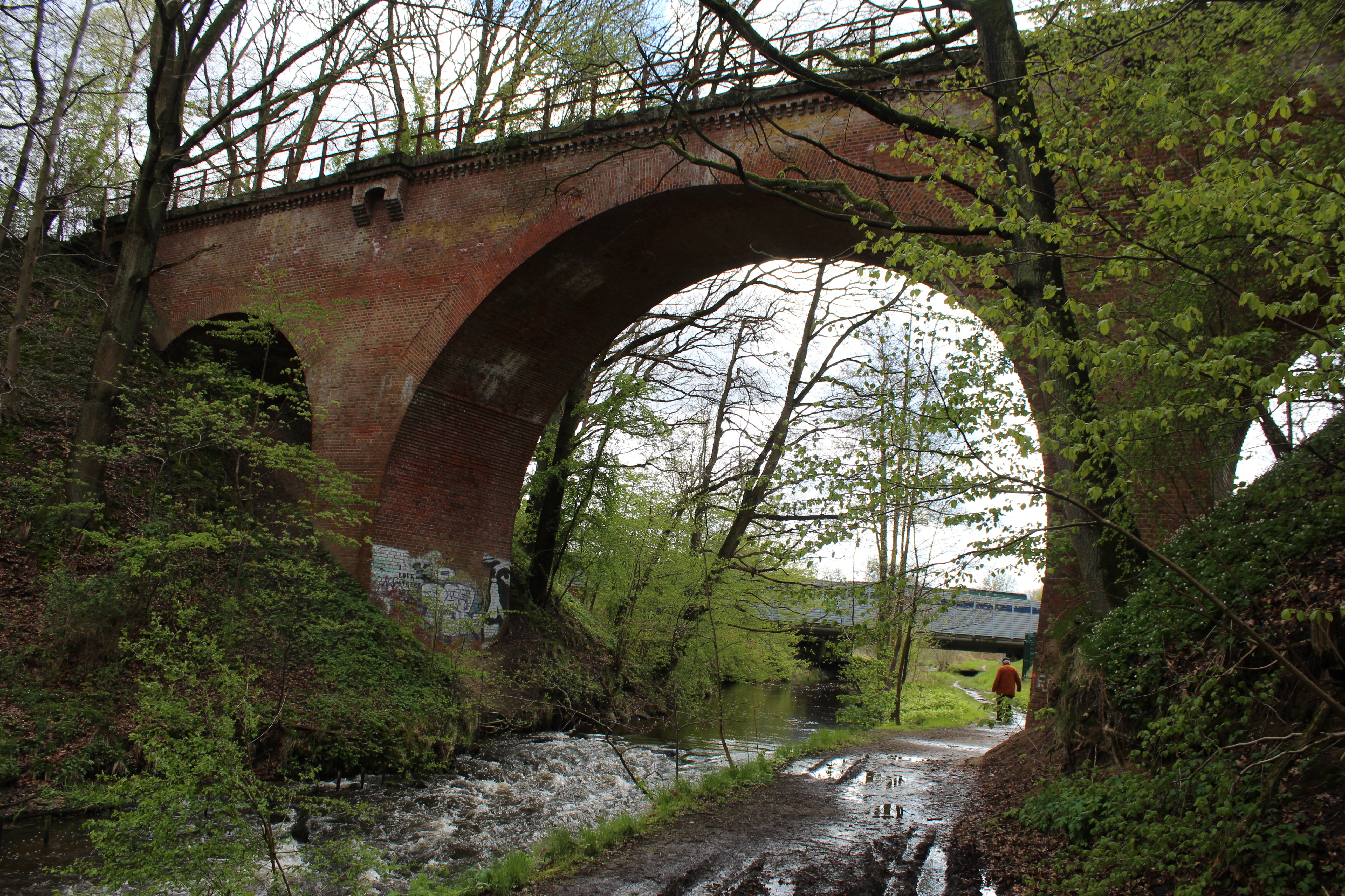 Blick in die Gegenwart: Durch den Bogen des alten Viadukts ist die moderne Estebrücke der A1 zu erkennen