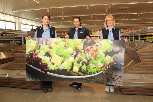 Weil die Frischeabteilung beim Fototermin noch nicht
 eingerichtet  war, halten die Mitarbeiterinnen Martina Schaffer (v. li. ), Anja Beckmann  und Tanja Beese ein Motivbild bereit