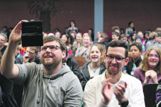 Initiatoren Hauke Blendermann (li.) und Tobias Zimmer applaudieren nach dem Workshop-Auftritt mit den Schülern um die Wette