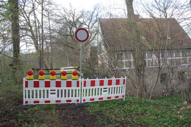 Gesperrt: der Weg über das Wehr