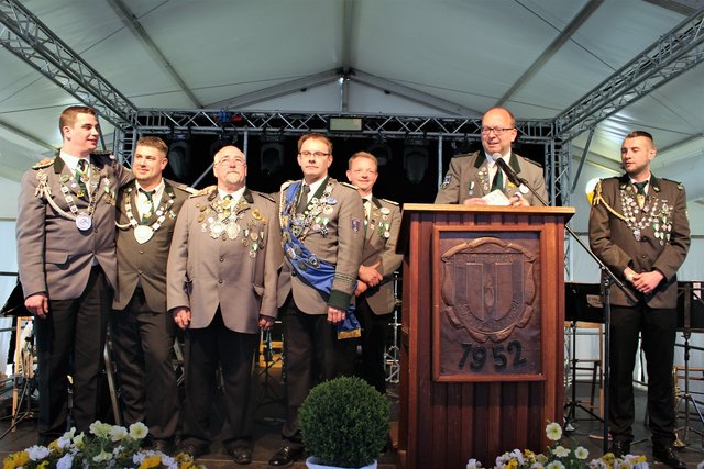 Der stellvertretende Stader Bürgermeister Sönke Harlef mit den amtierenden Schützenkönigen. Stadtschützenkönig wurde Dennis Franck (2. v. li.)