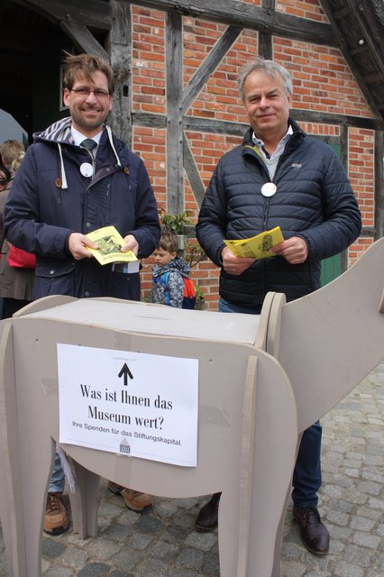 Steffen Otte (li.) und Peter Martens begrüßten die Gäste. Die Höhe des Eintritts durften die Besucher selbst bestimmen