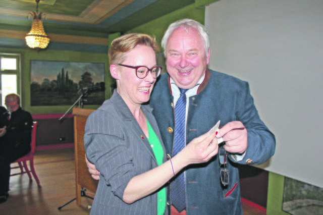 Heiner Schönecke übergab seine alte Mitgliedskarte (Nr. 5) 
des Fördervereins an Carina Meyer, kaufmännische Leiterin des Museums