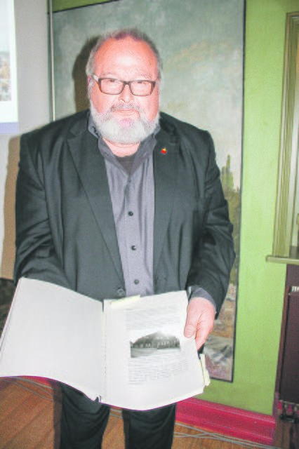 Weitsichtiger Chef: Prof. Dr. Wiese mit 
seiner Ausarbeitung, wie das 
Museum bis 2022 aussehen soll