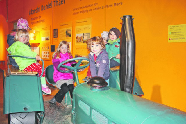 Es ruckelte ordentlich: Im Agrarium des Freilichtmuseums konnten die Kinder auf dem Trecker-Simulator eine Fahrt erleben