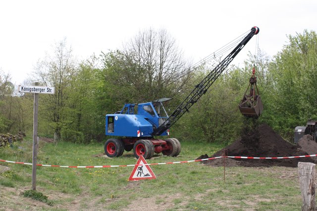 Mit einem alten Bagger nahm Werkstattleiter Holger Hink symbolisch die ersten Bauarbeiten an der "Königsberger Straße" vor